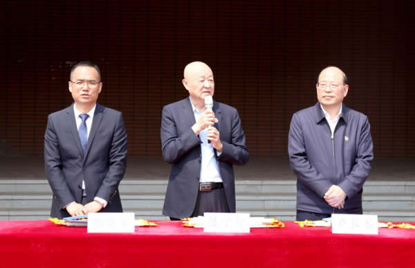 爱心捐赠，情暖校园——恒济慧视向郑州八中教育集团轩辕中学捐赠仪式成功举办。